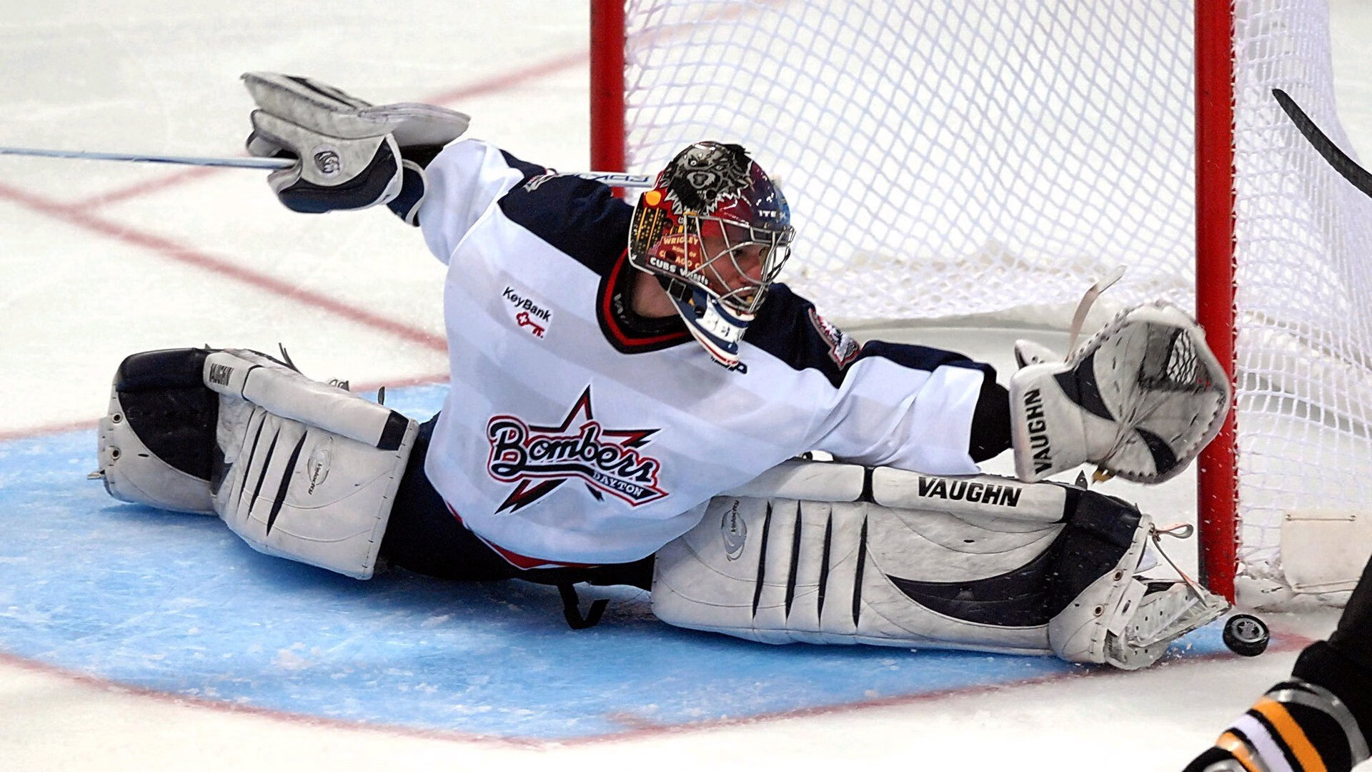 赛道新王诞生，红牛车队横扫法拉利，塞恩斯刷新单圈纪录